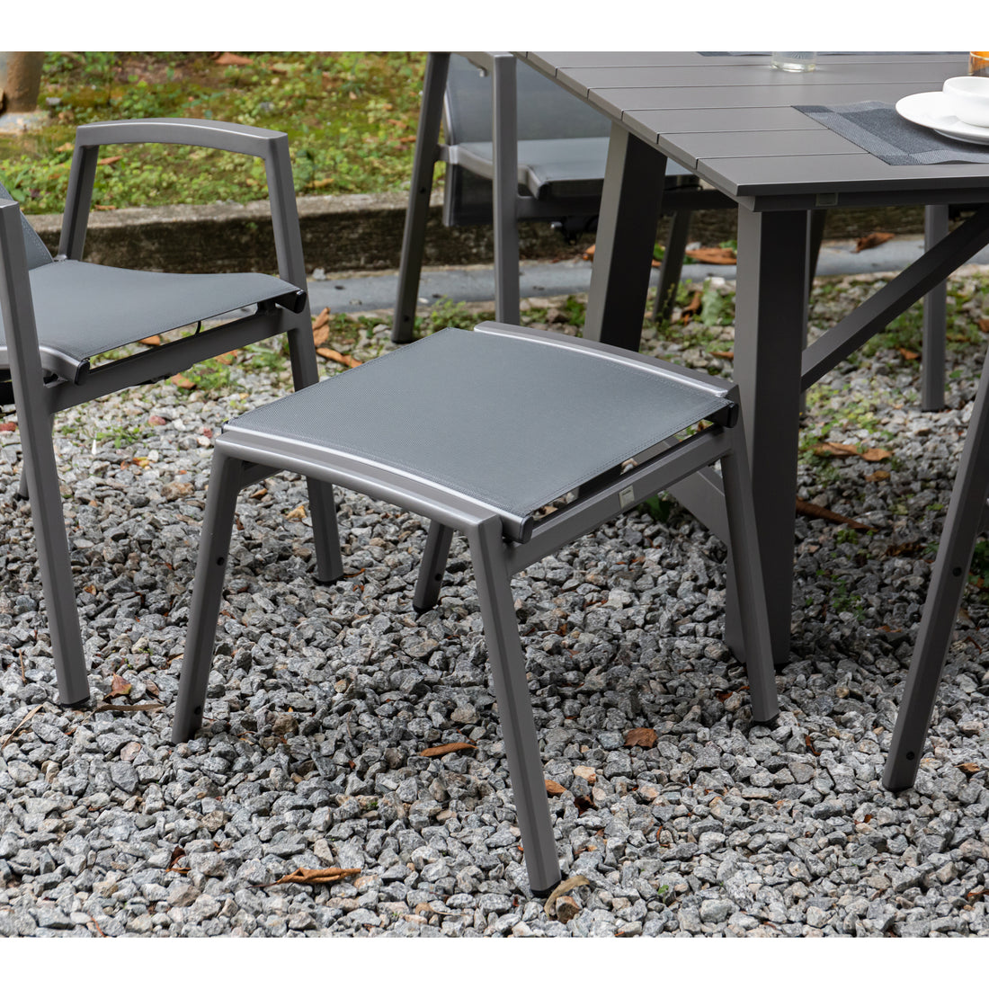 Aluminium Hocker Avantage in der Farbe Titan mit Sling / Textilen in Silver Moon