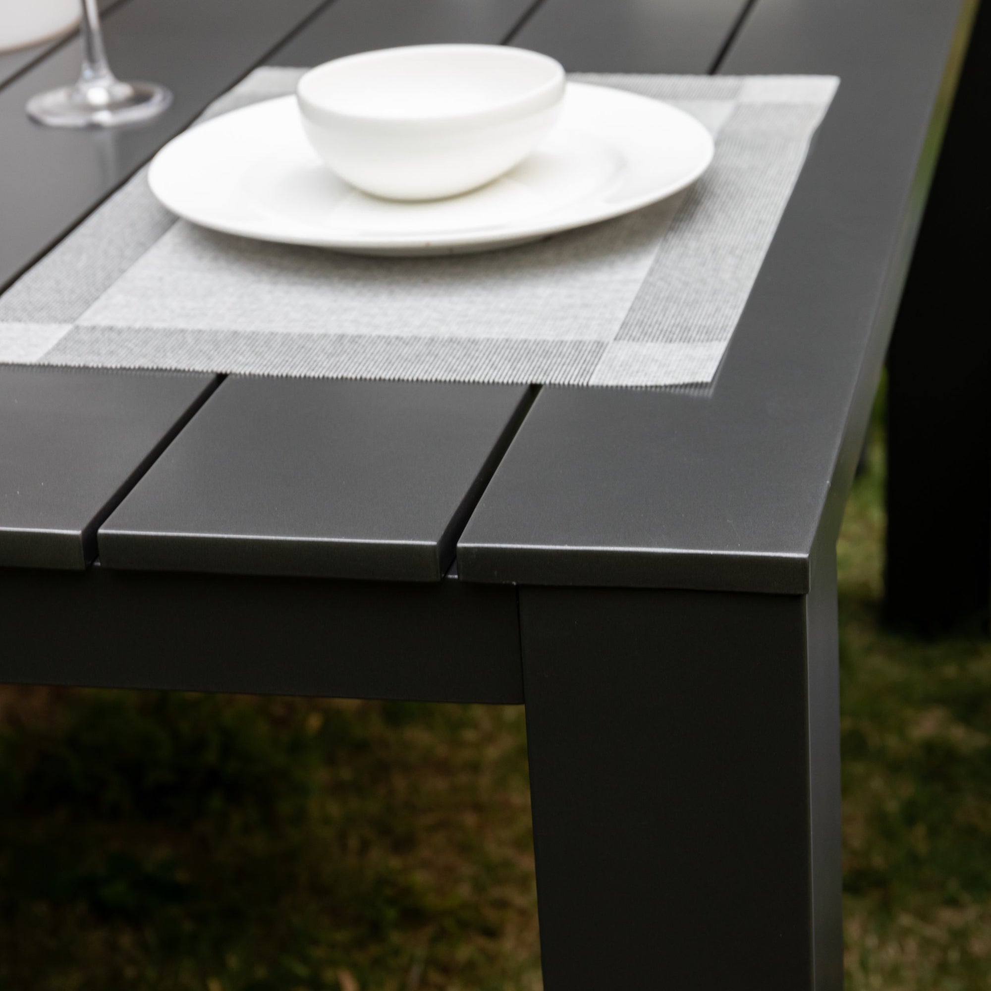 Eckiger Aluminium Dining Tisch Trento in 152 x 152 x 74,5 cm