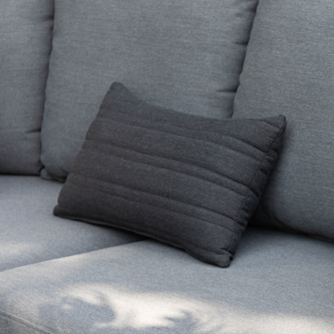 Outdoor Zierkissen Line 50x30 cm 100% wetterfest LIKA-TEX® Bezug anthrazit