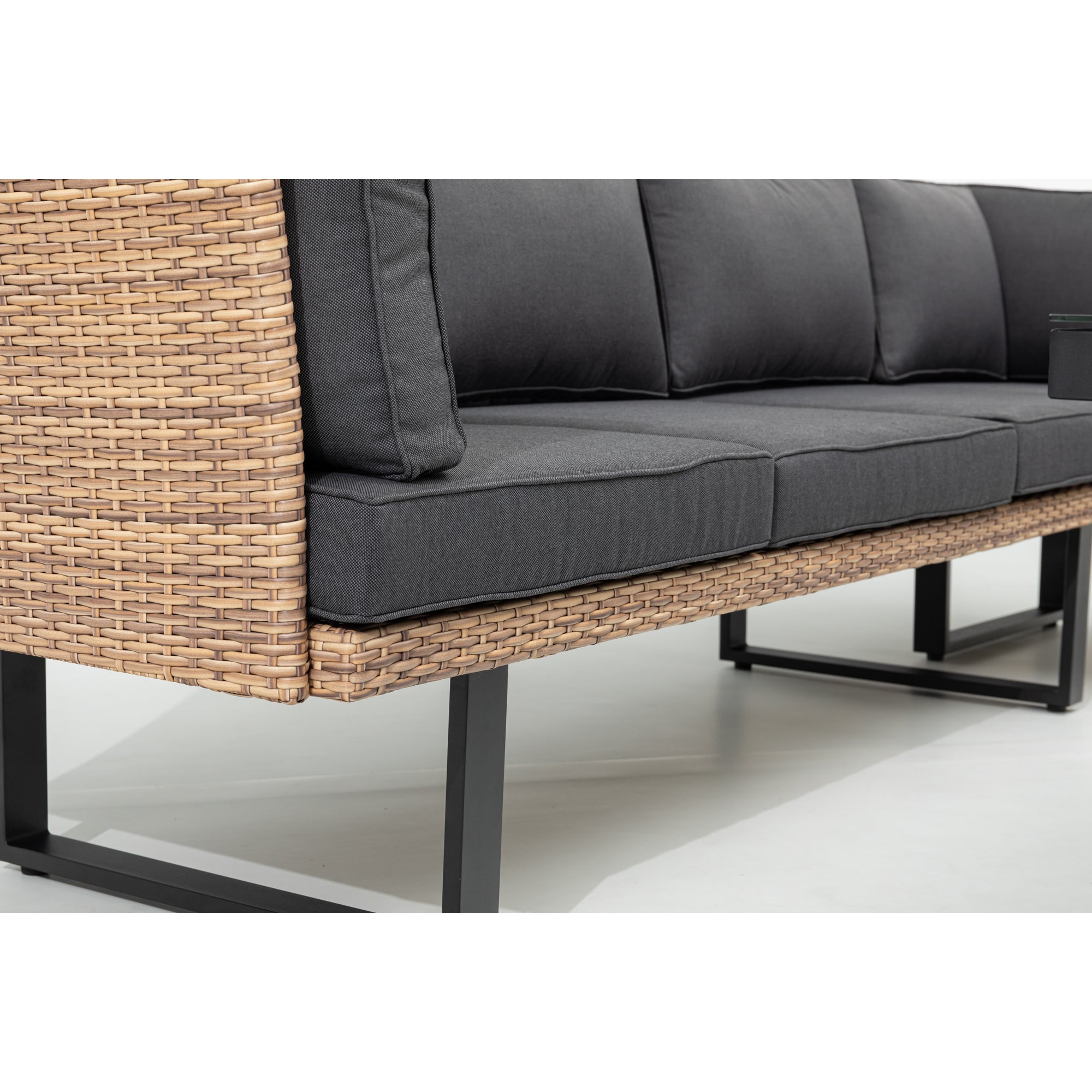 Designer Dining Lounge Iguana / variabel stellbar / hoher Tisch ideal zum speisen