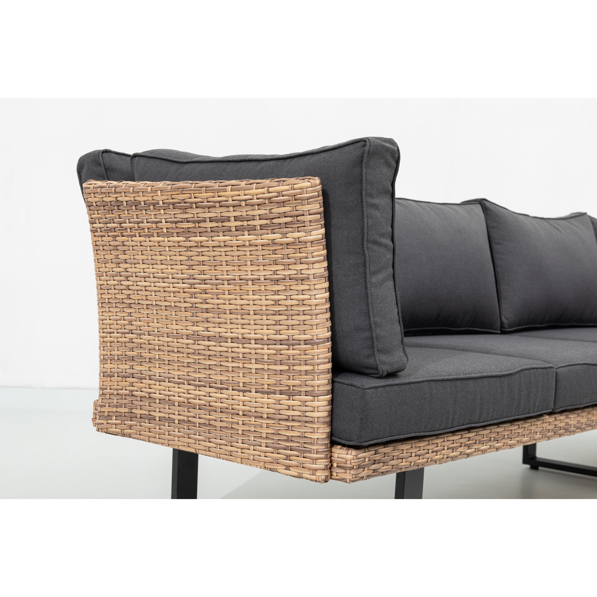 Designer Dining Lounge Iguana / variabel stellbar / hoher Tisch ideal zum speisen