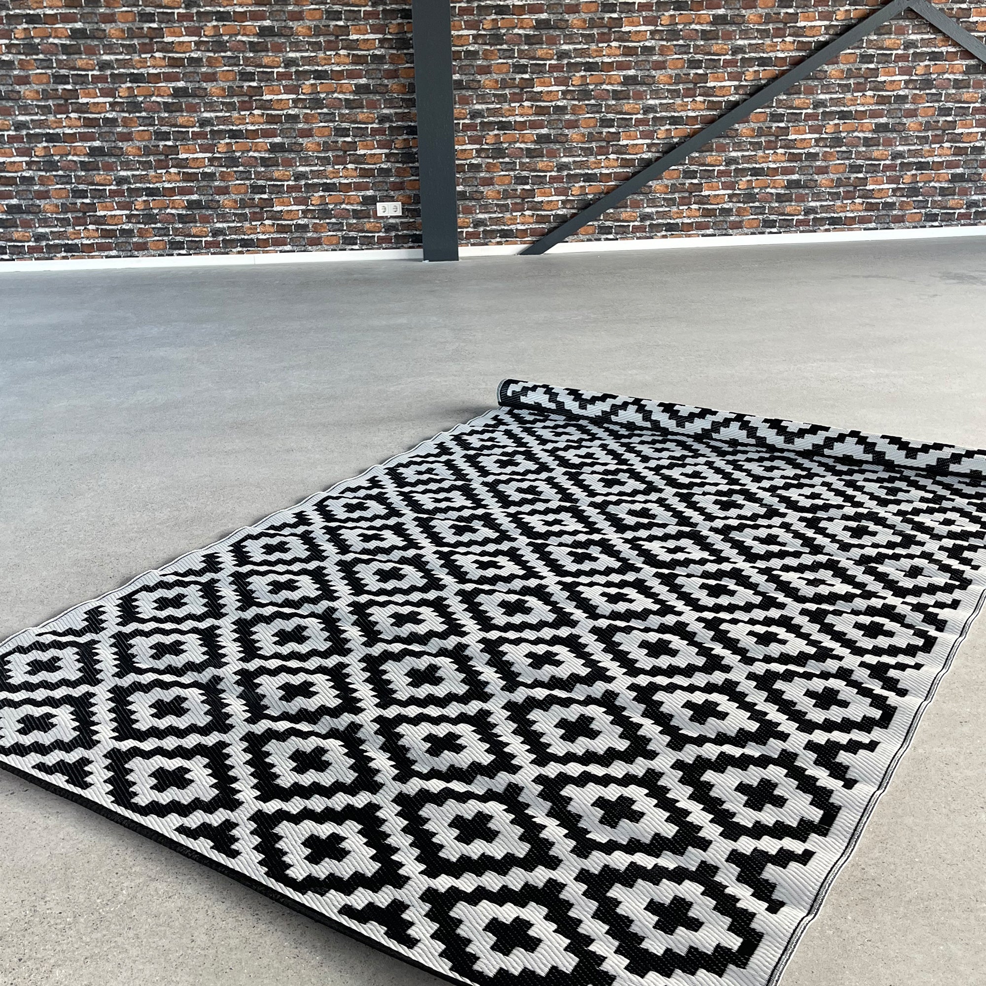 Outdoor Teppich wetterfest 180 x 270cm schwarz / weiß