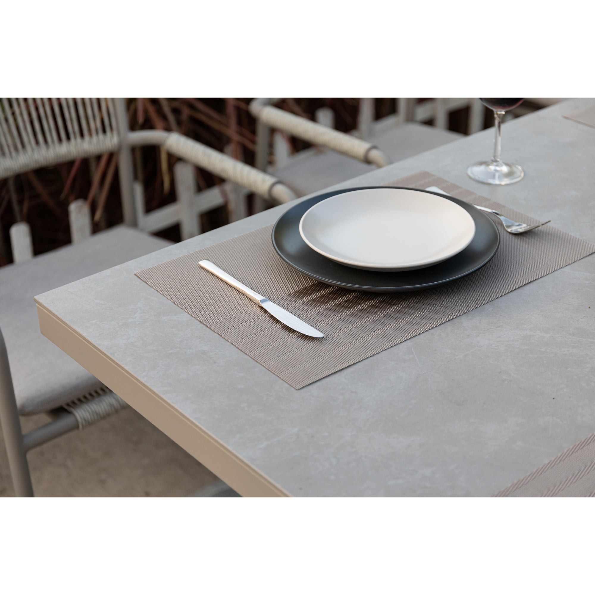 Premium! Essgruppe Madri / Kombination aus: Stapelsessel & Sintered Stone Ausziehtisch