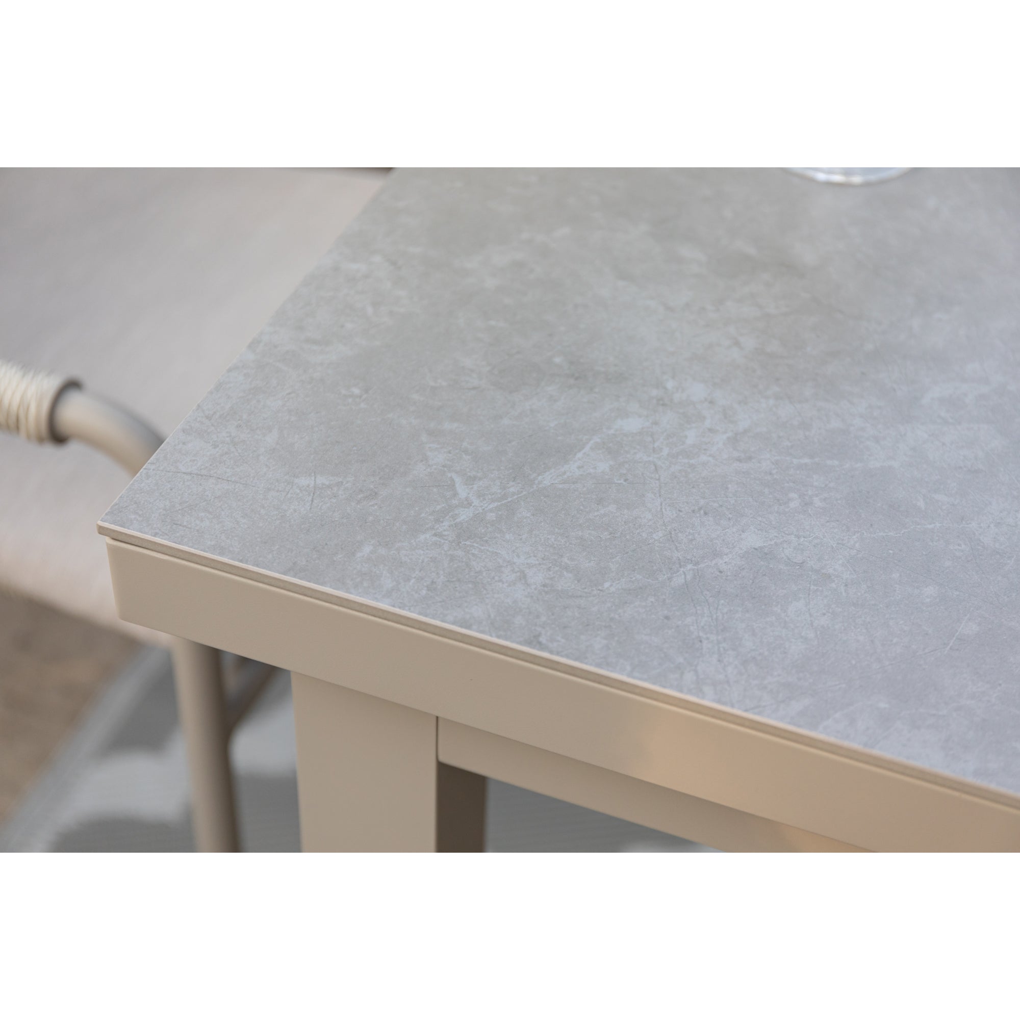 Premium! Essgruppe Madri / Kombination aus: Stapelsessel & Sintered Stone Ausziehtisch