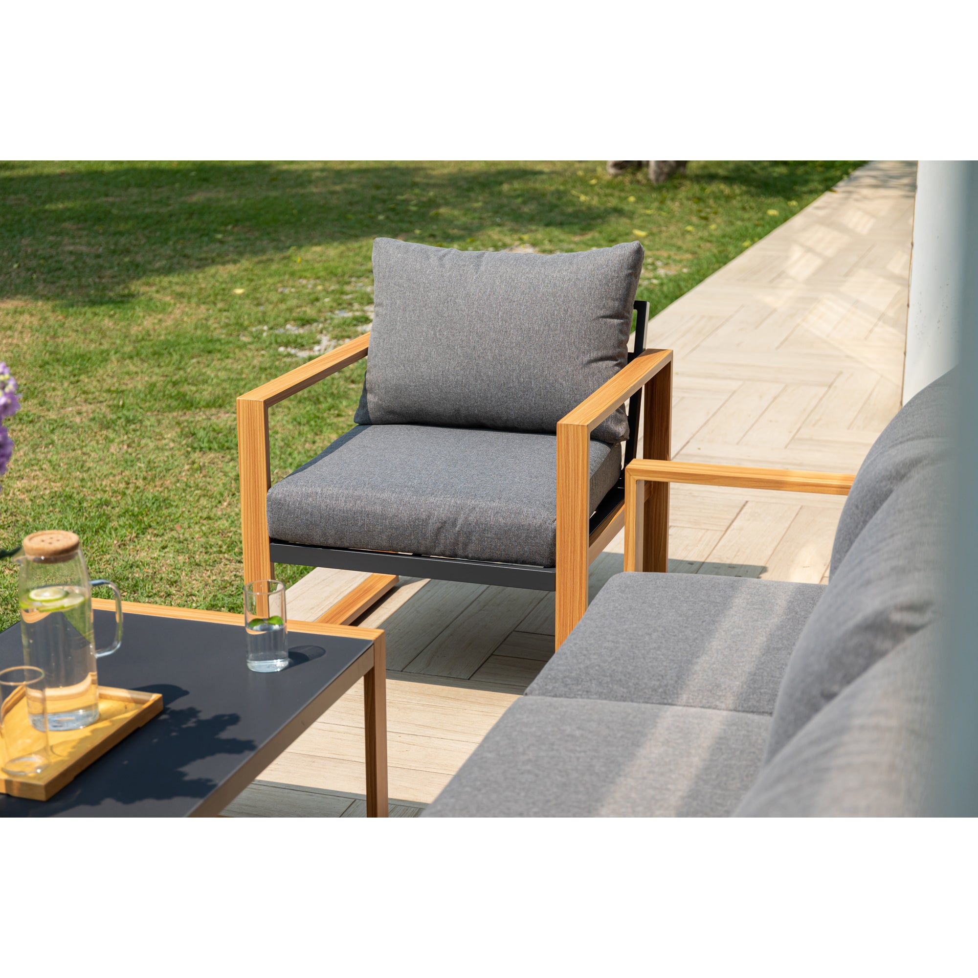 Moderne Aluminium Lounge Luzern in Holzoptik / Ideal zum Loungen