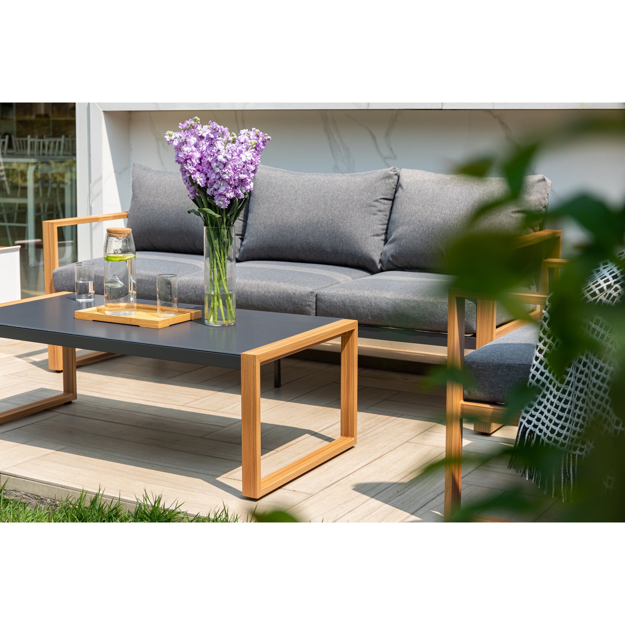 Moderne Aluminium Lounge Luzern in Holzoptik / Ideal zum Loungen