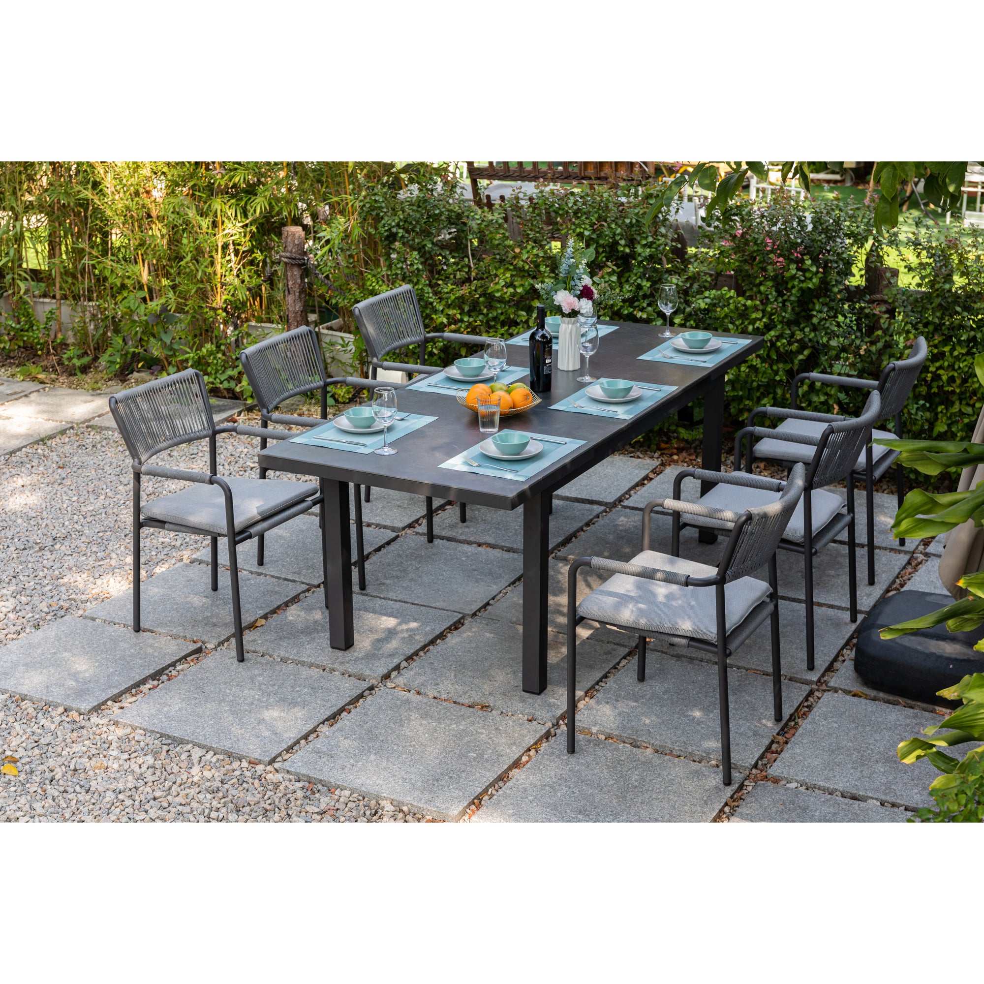 Premium! Essgruppe Madri Nero / Kombination aus: Stapelsessel & Sintered Stone Ausziehtisch