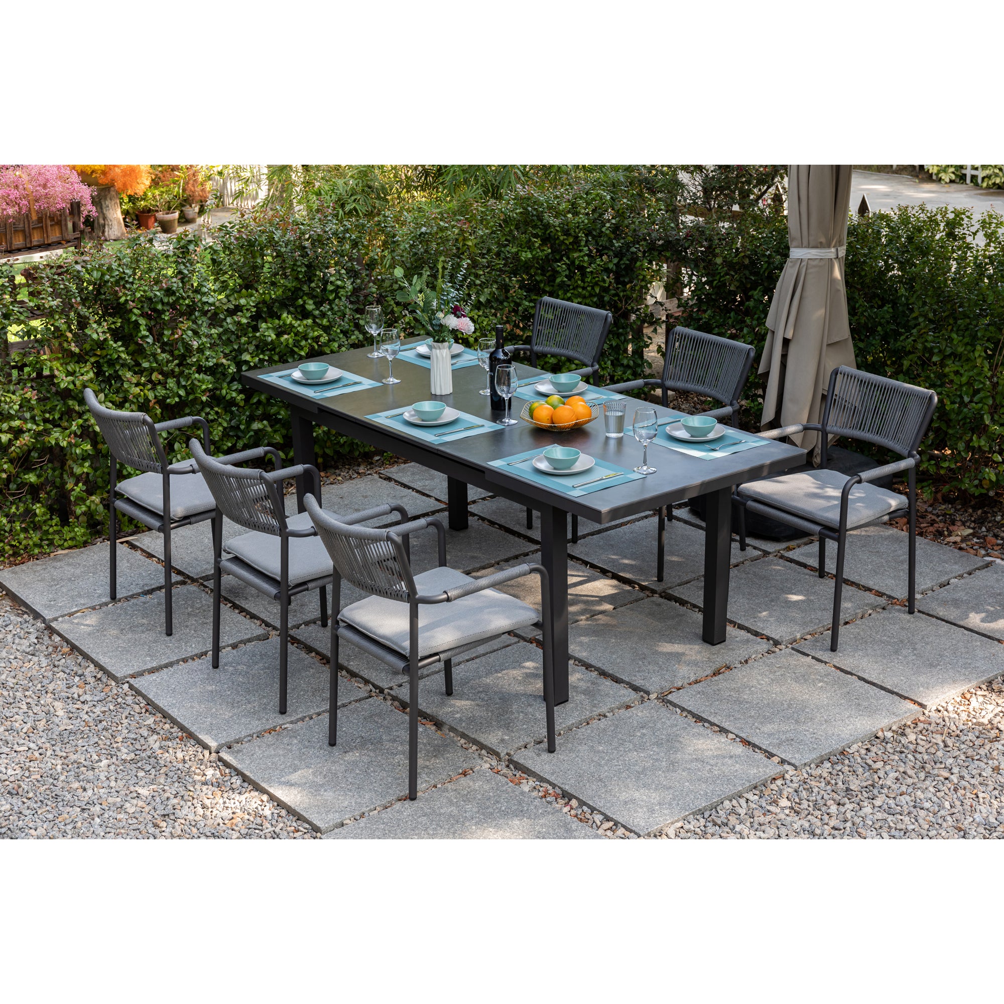Premium! Essgruppe Madri Nero / Kombination aus: Stapelsessel & Sintered Stone Ausziehtisch