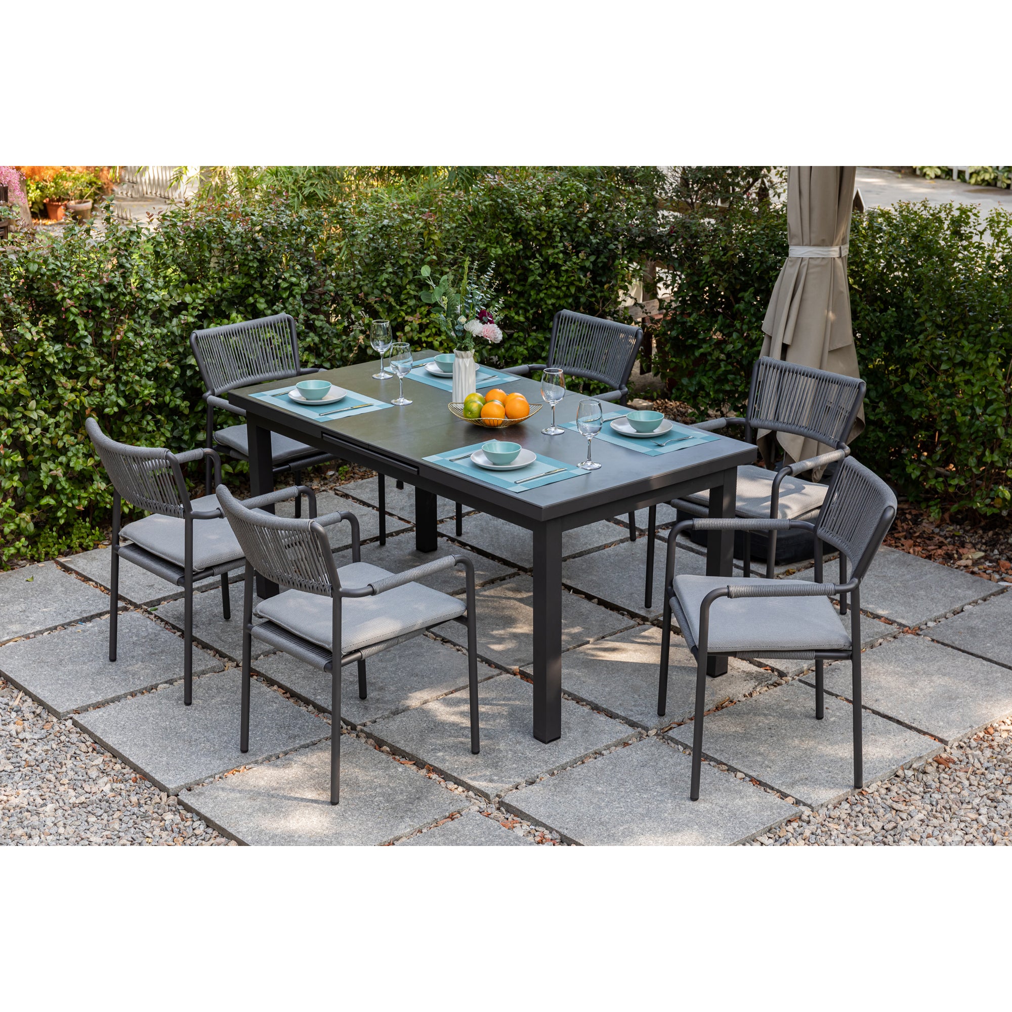 Premium! Essgruppe Madri Nero / Kombination aus: Stapelsessel & Sintered Stone Ausziehtisch