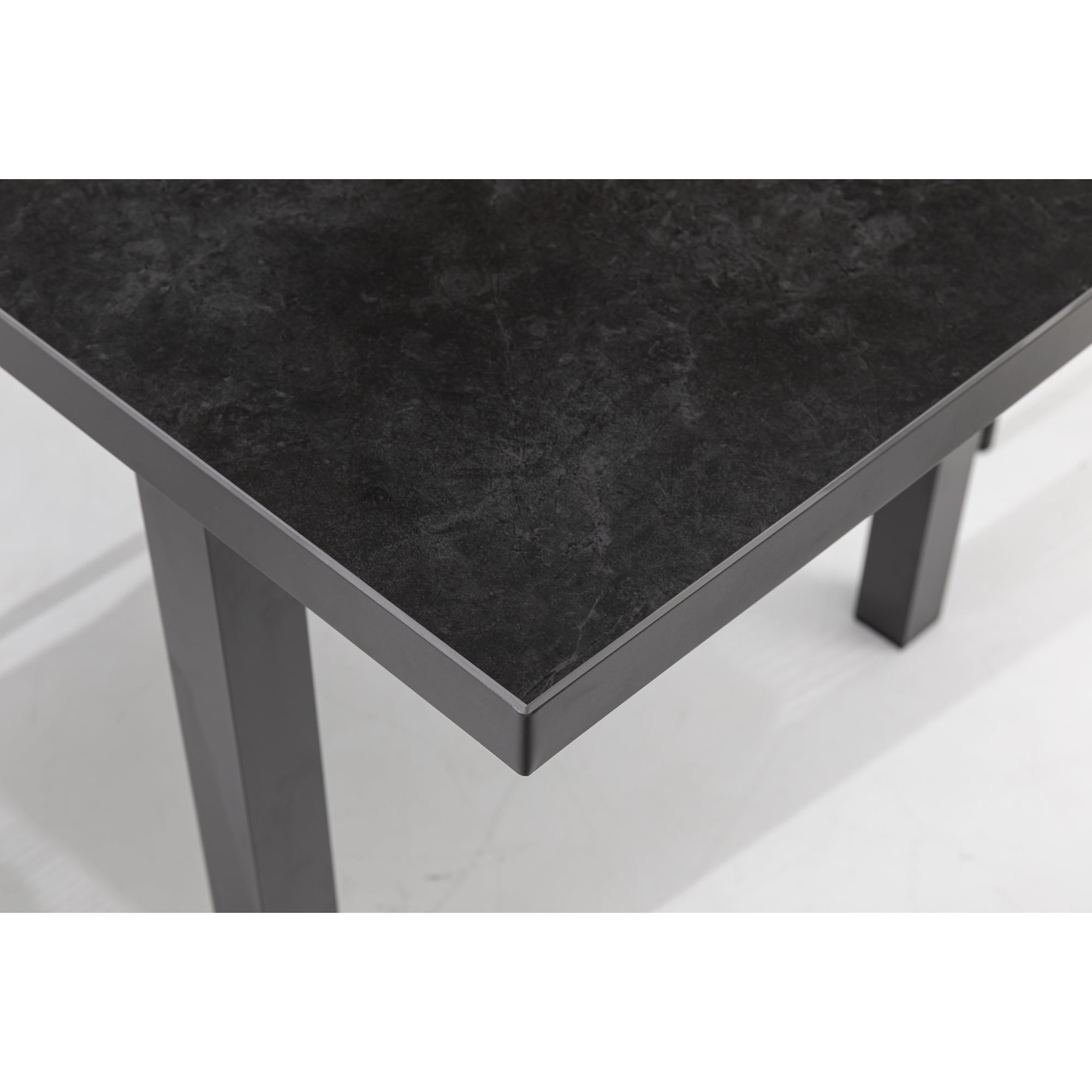 Premium! Essgruppe Madri Nero / Kombination aus: Stapelsessel & Sintered Stone Ausziehtisch