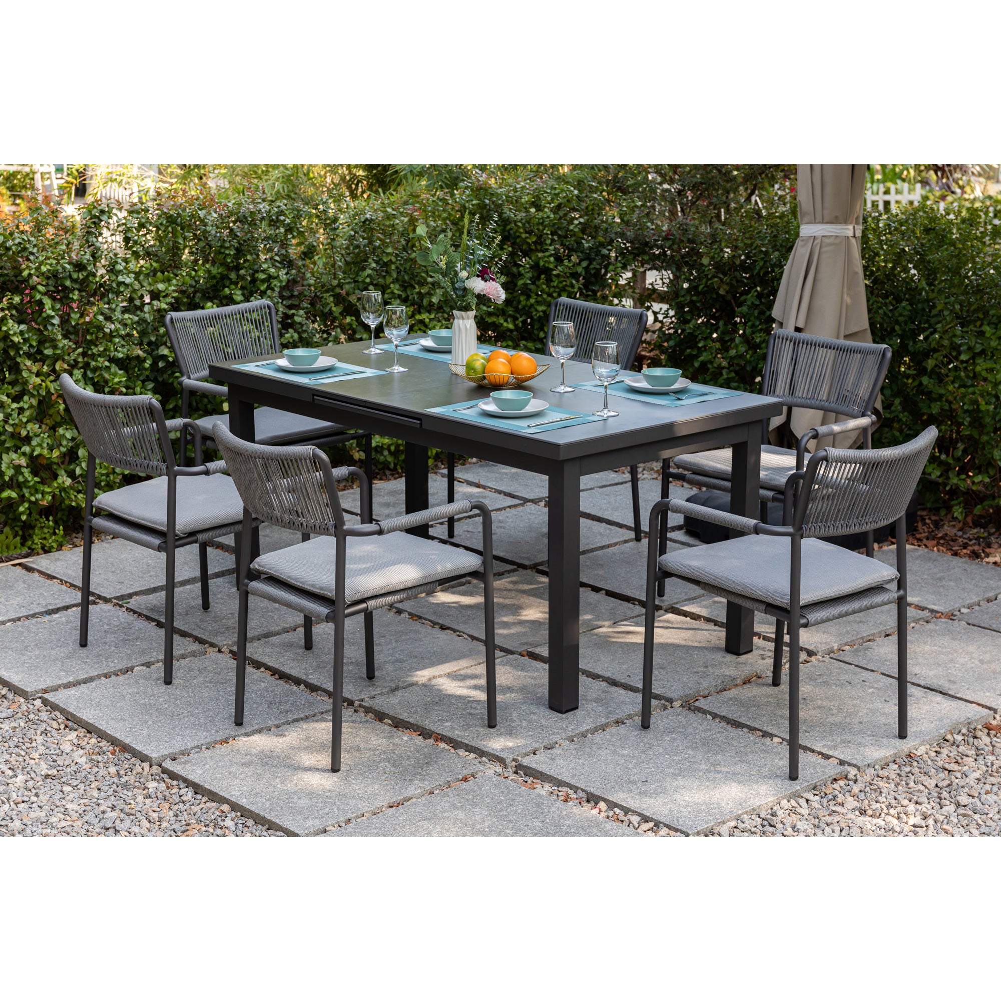 Premium! Essgruppe Madri Nero / Kombination aus: Stapelsessel & Sintered Stone Ausziehtisch
