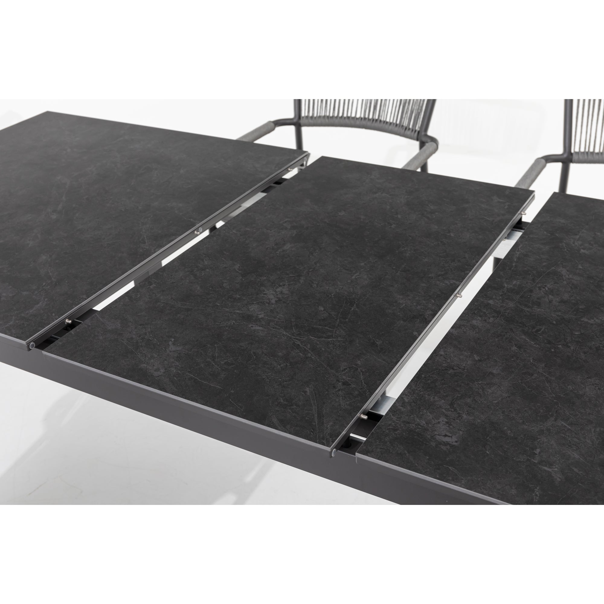 Premium! Essgruppe Madri Nero / Kombination aus: Stapelsessel & Sintered Stone Ausziehtisch