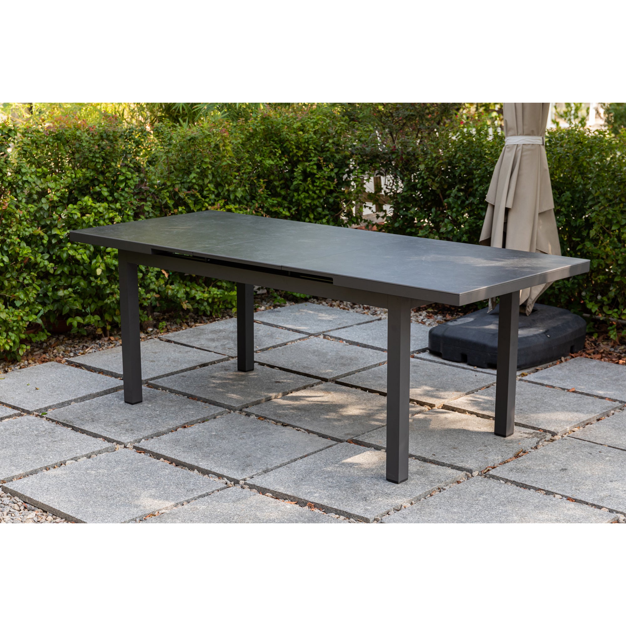 Premium! Essgruppe Madri Nero / Kombination aus: Stapelsessel & Sintered Stone Ausziehtisch