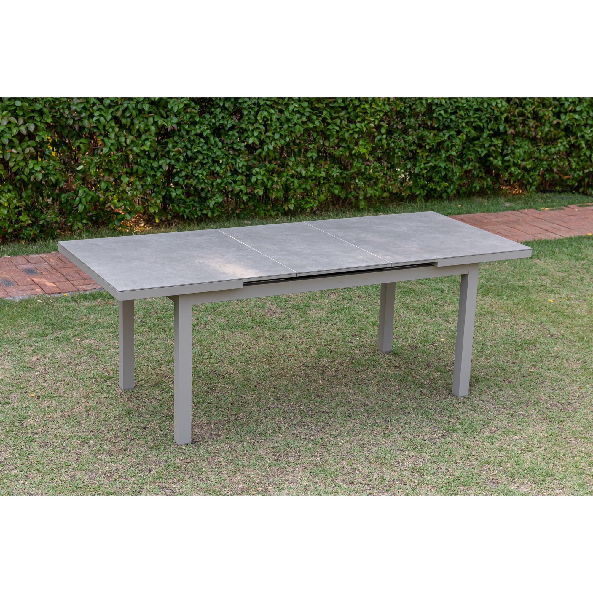 Premium Dining Ausziehtisch Madri Aluminium Gestell kombiniert mit einer Sintered Stone Tischplatte