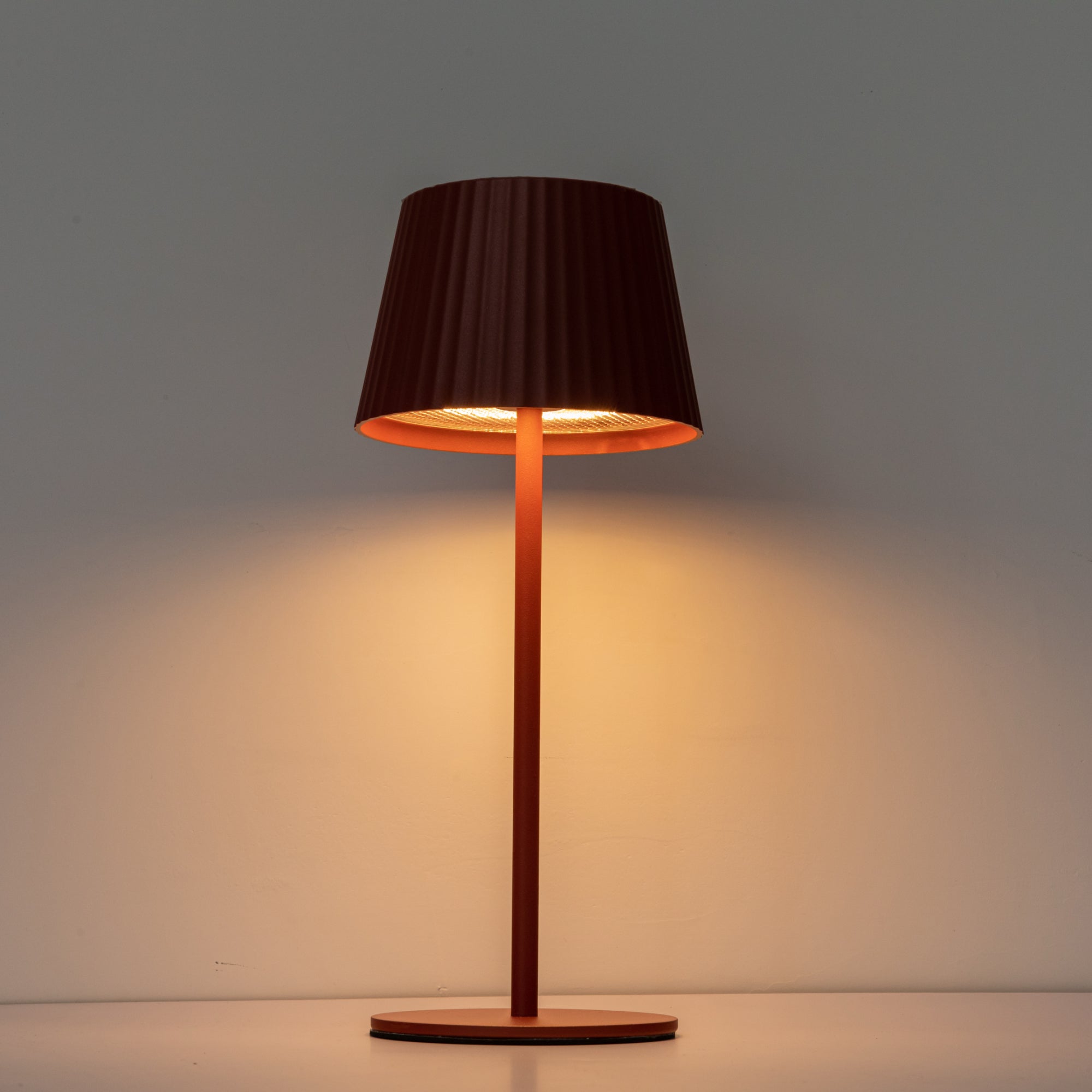 Moderne Solar LED Lampe POLARIS – mobil, dimmbar & elegant - rot