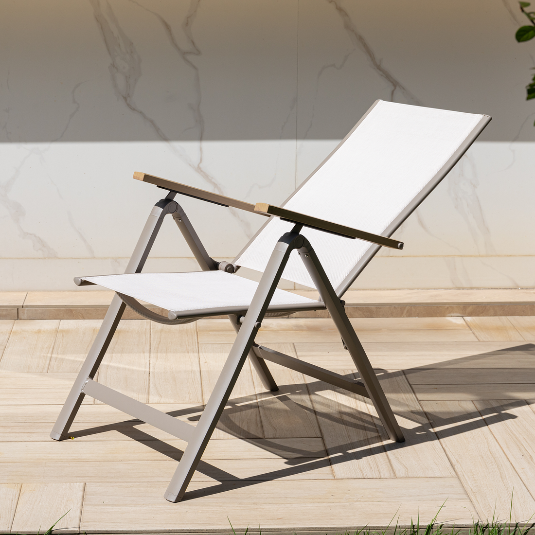 DER NEUE FARBTREND! Gartenmöbel Set MERAN / 5 tlg. Essgruppe Klappsessel & Tisch 160x90 Teak Look