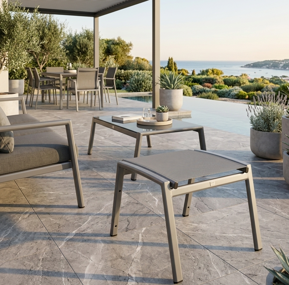 Aluminium Hocker Avantage in der Farbe Titan mit Sling / Textilen in Silver Moon