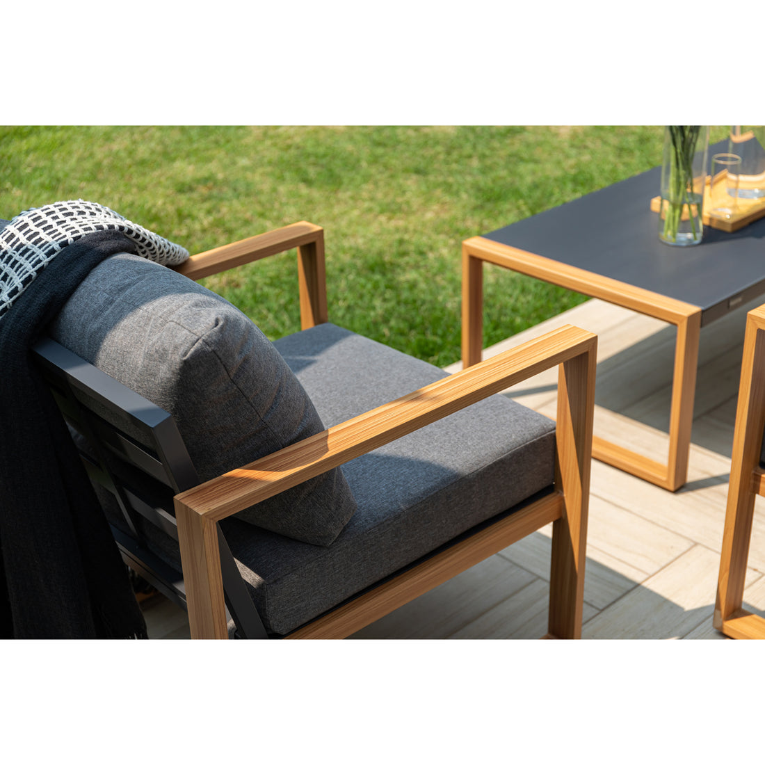 Moderne Aluminium Lounge Luzern in Holzoptik / Ideal zum Loungen