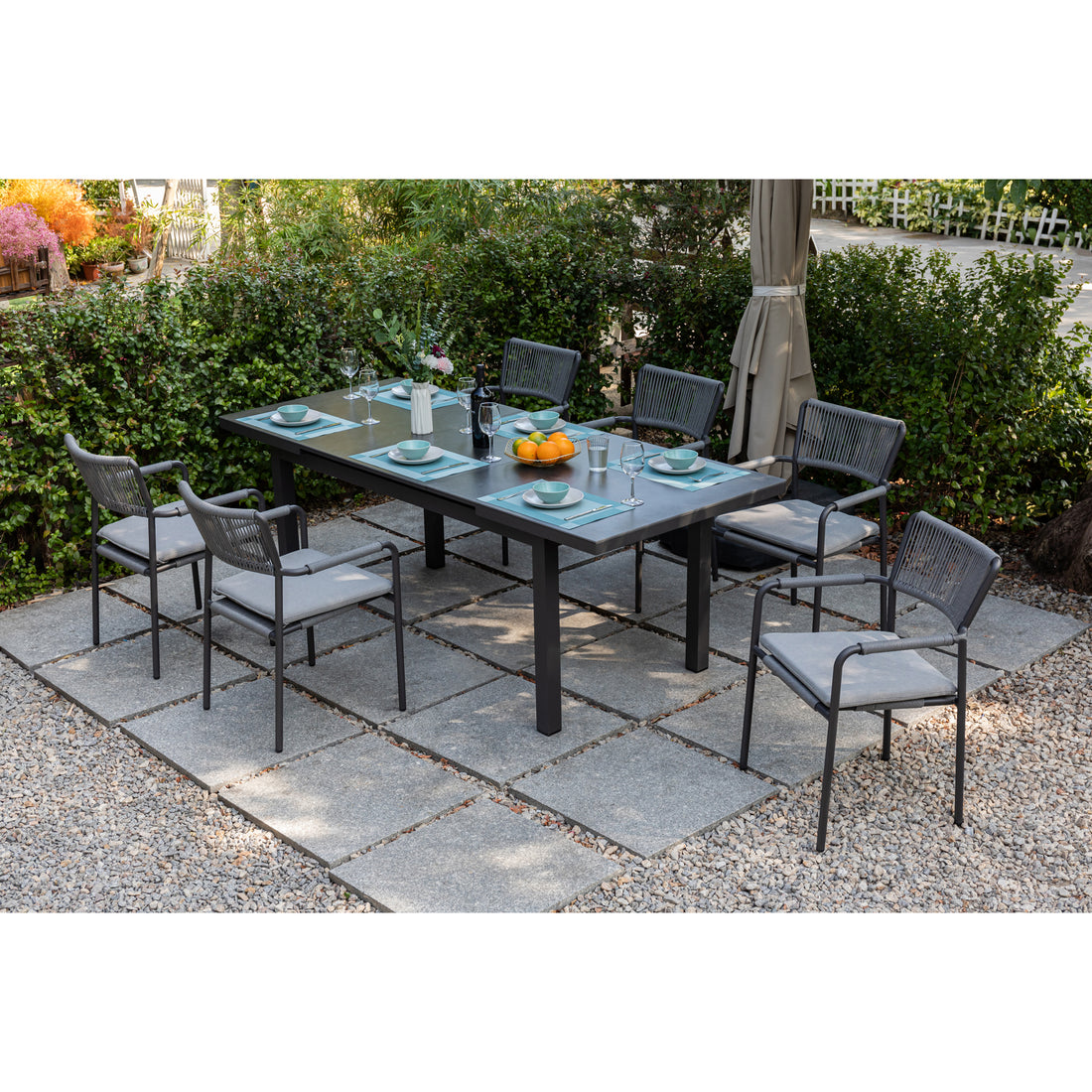 Premium! Essgruppe Madri Nero / Kombination aus: Stapelsessel & Sintered Stone Ausziehtisch