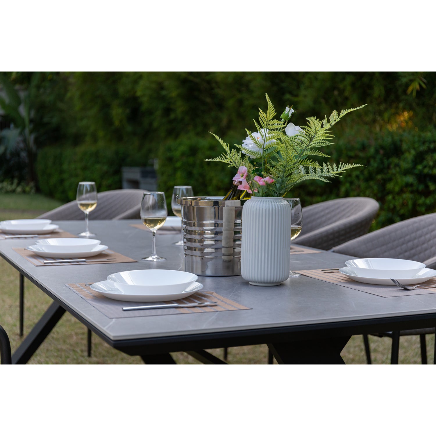 PURE PREMIUM! 9 tlg. Outdoor Dining Set Puro + Avantage XXL - bestehend aus: Tisch Avantage + 8 x Puro Stapelsessel 100% wetterfest LIKA-TEX® Bezug sand