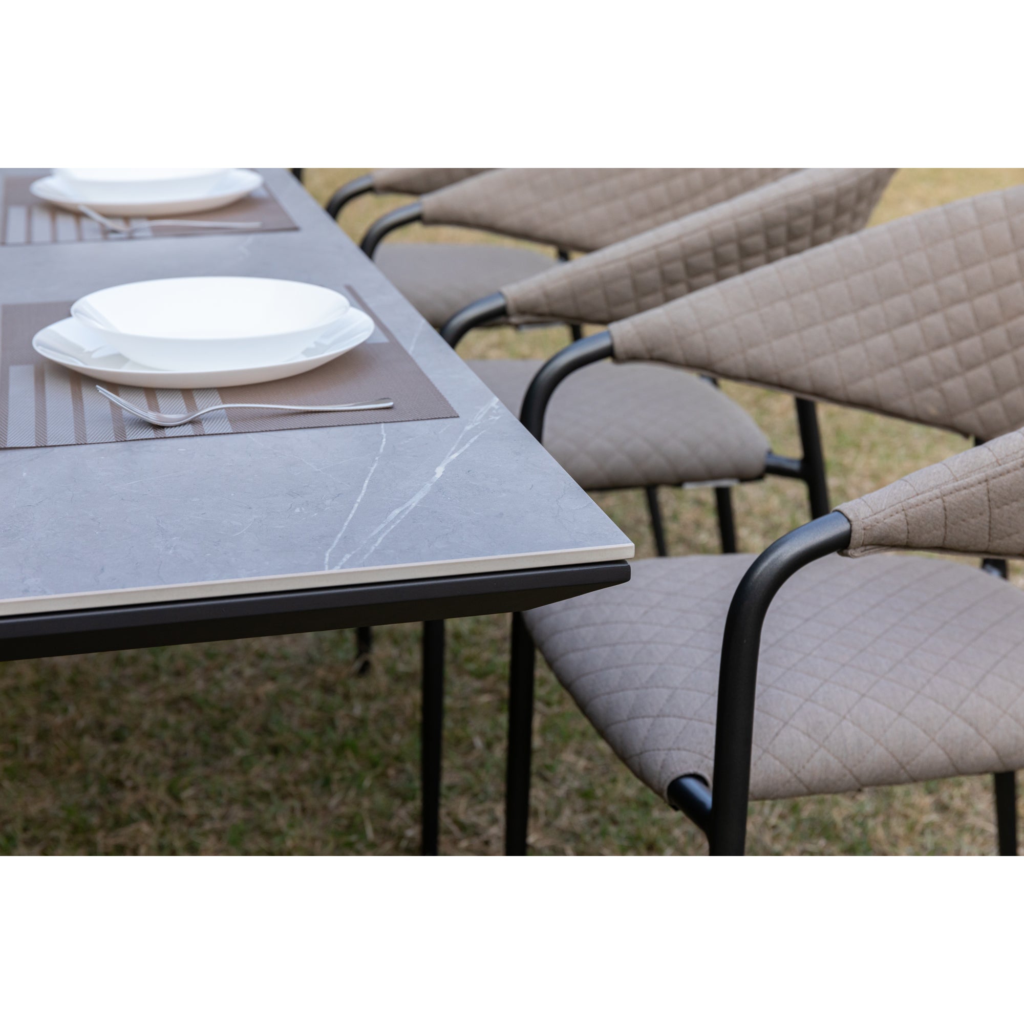 PURE PREMIUM! 9 tlg. Outdoor Dining Set Puro + Avantage XXL - bestehend aus: Tisch Avantage + 8 x Puro Stapelsessel 100% wetterfest LIKA-TEX® Bezug sand