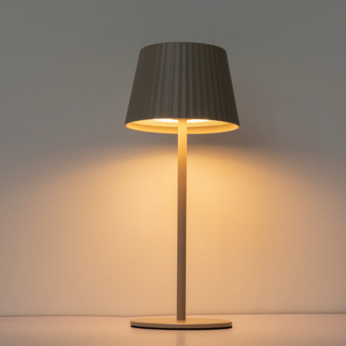 Moderne Solar LED Lampe POLARIS – mobil, dimmbar & elegant - taupe /beige