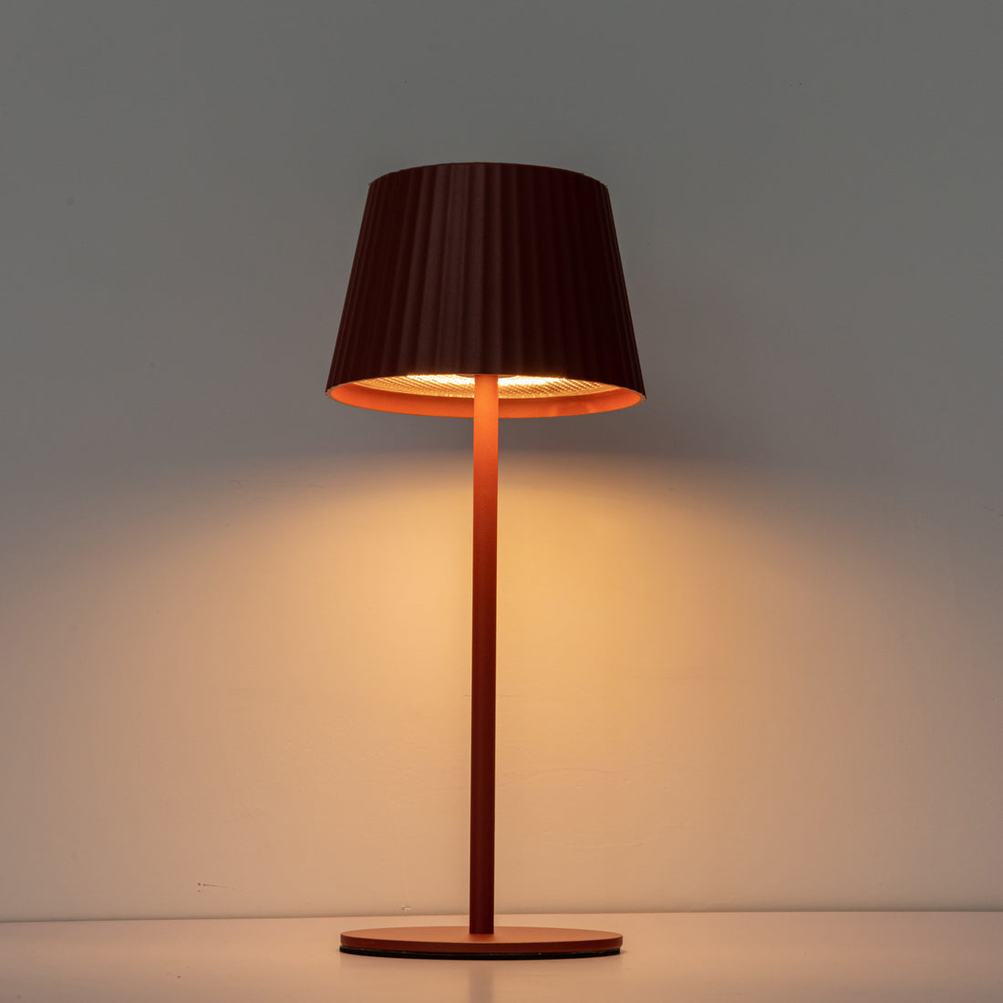 Moderne Solar LED Lampe POLARIS – mobil, dimmbar & elegant - rot