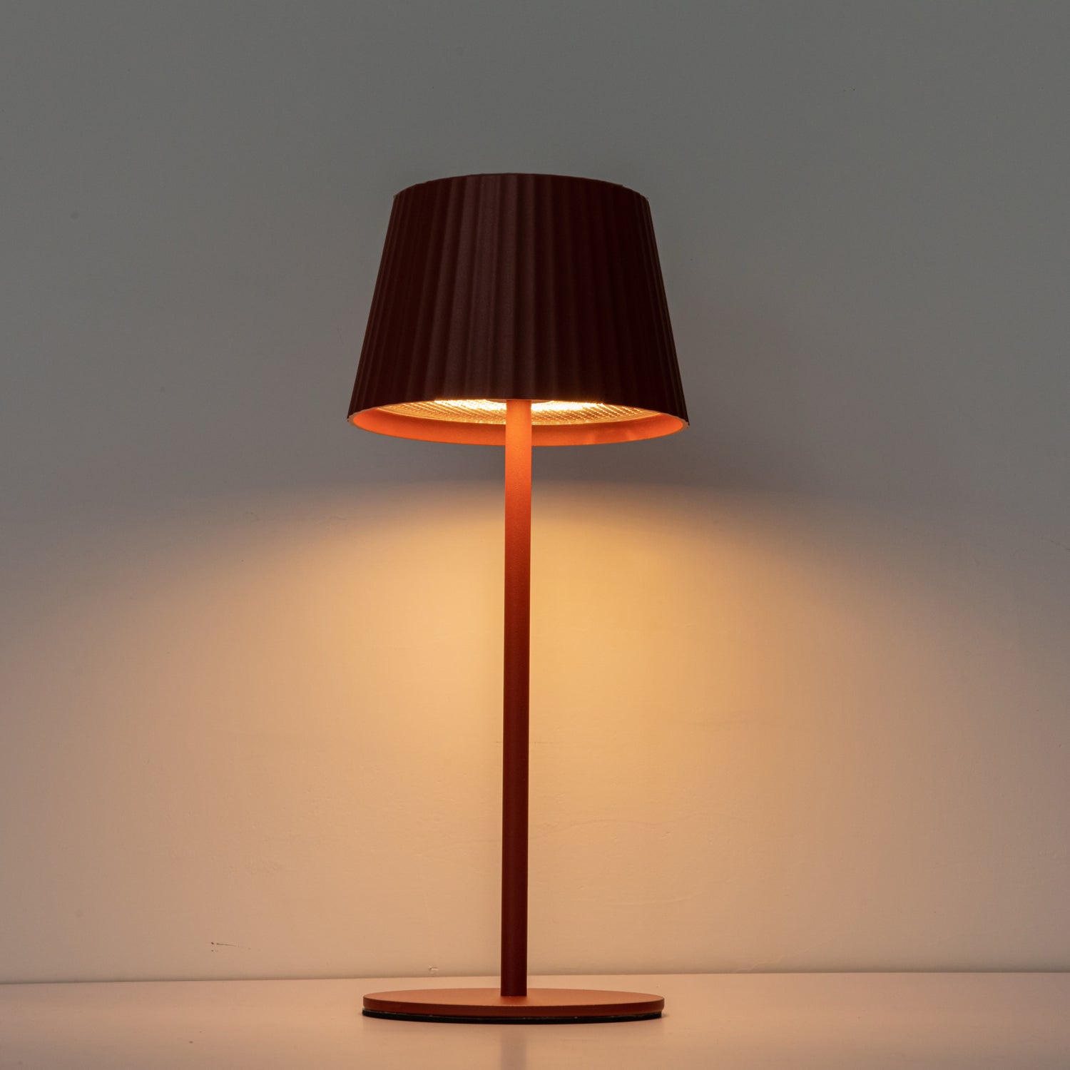 Moderne Solar LED Lampe POLARIS – mobil, dimmbar &amp; elegant - rot