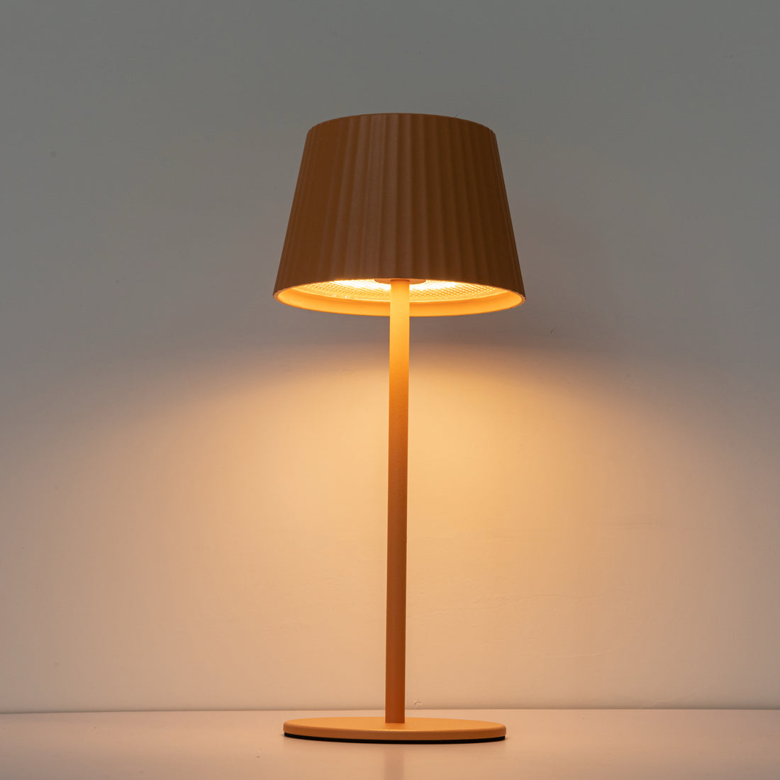 Moderne Solar LED Lampe POLARIS – mobil, dimmbar & elegant - gelb