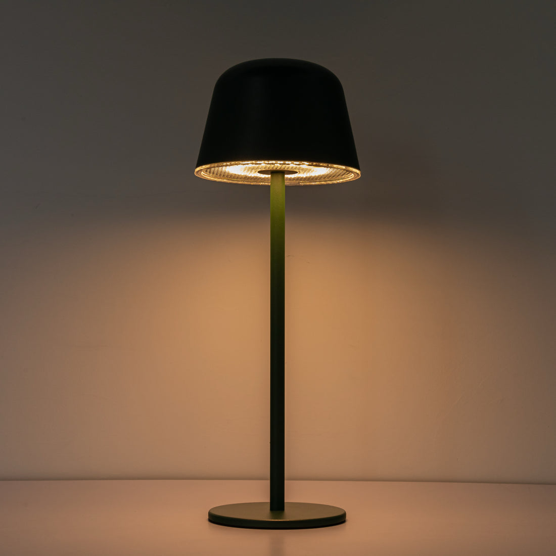 Moderne LED Akku-Leuchte STELLAR – dimmbar, leistungsstark &amp; flexibel - grün