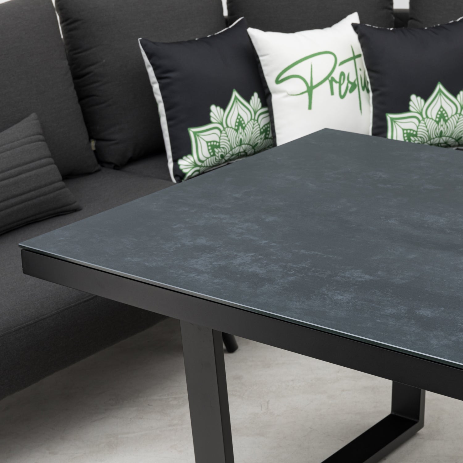 LUXUS, DER DRAUSSEN BLEIBT. Avelon Lounge – 100 % wetterfest LIKA-TEX® Bezug in lava (anthrazit)