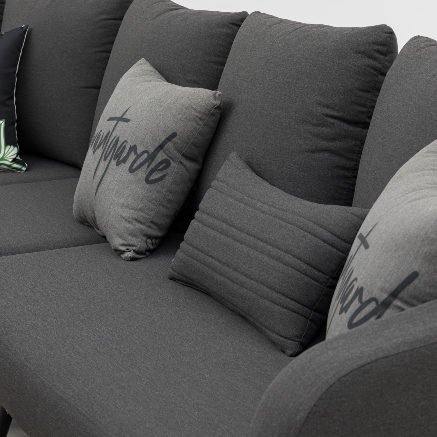 LUXUS, DER DRAUSSEN BLEIBT. Avelon Lounge – 100 % wetterfest LIKA-TEX® Bezug in lava (anthrazit)