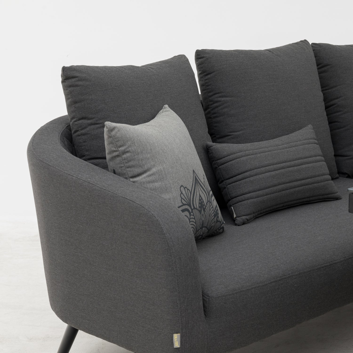 LUXUS, DER DRAUSSEN BLEIBT. Avelon Lounge – 100 % wetterfest LIKA-TEX® Bezug in lava (anthrazit)