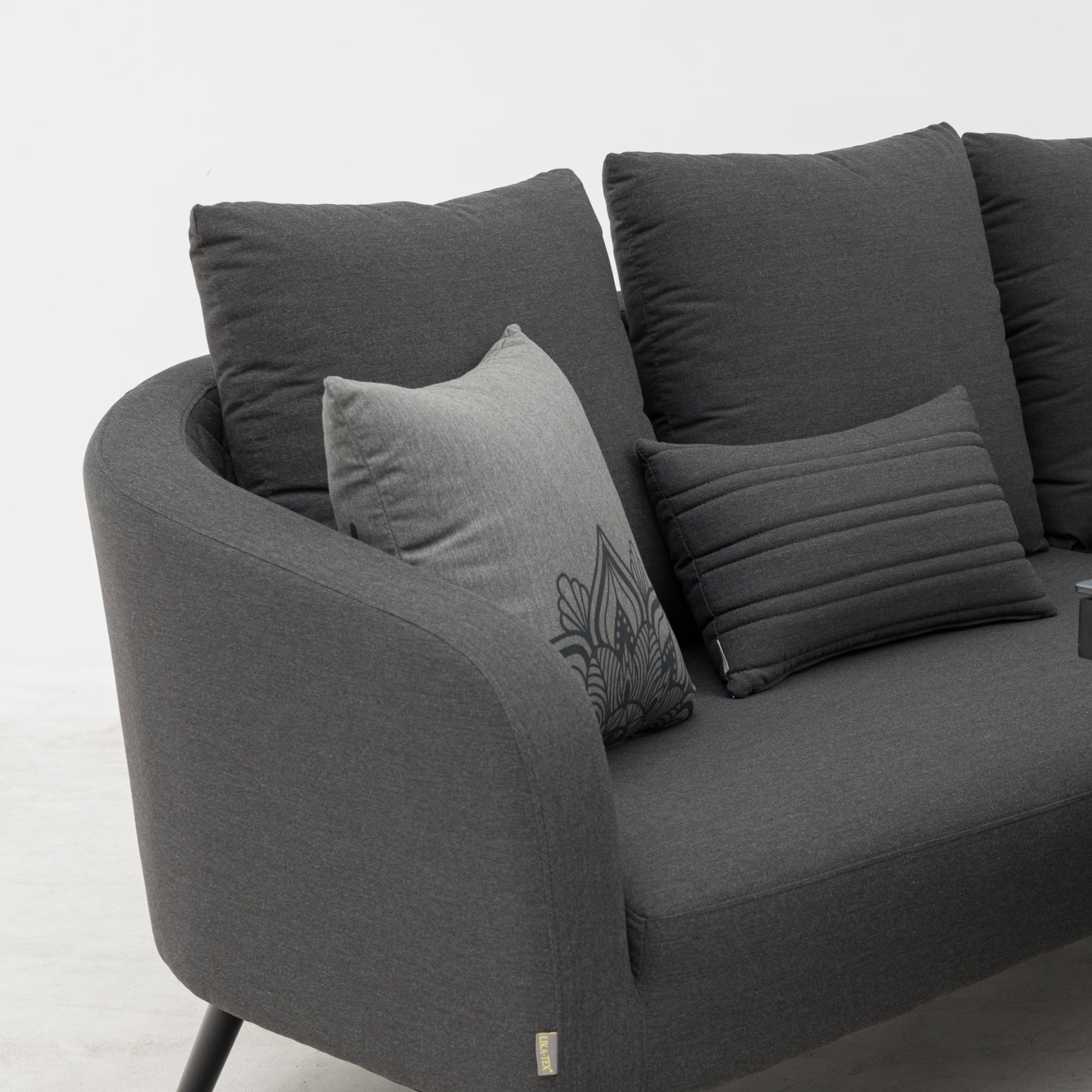 LUXUS, DER DRAUSSEN BLEIBT. Avelon Lounge – 100 % wetterfest LIKA-TEX® Bezug in lava (anthrazit)