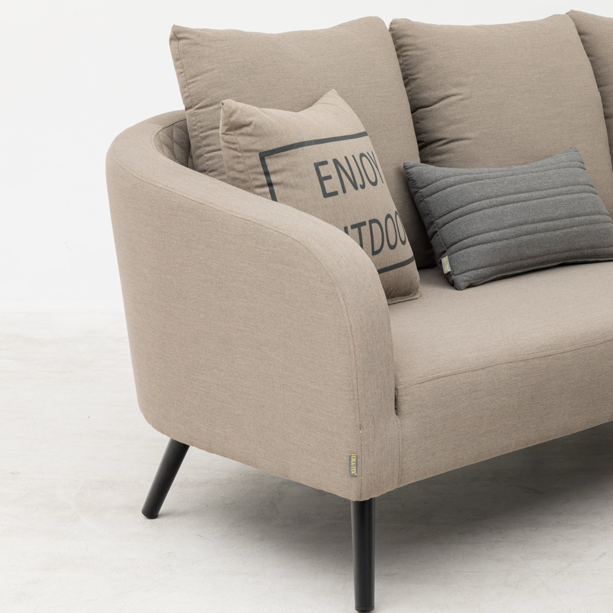 LUXUS, DER DRAUSSEN BLEIBT. Avelon Lounge – 100 % wetterfest LIKA-TEX® Bezug in sand (nature)
