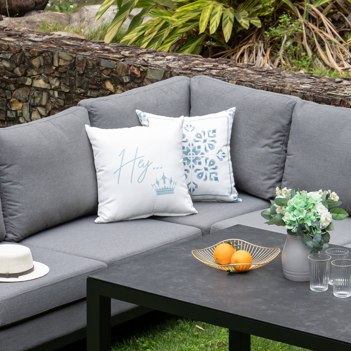 Kissenbezüge / Deko Kissen / Zierkissen Hey weiß / grau – Mandalika Outdoor & Living Products GmbH
