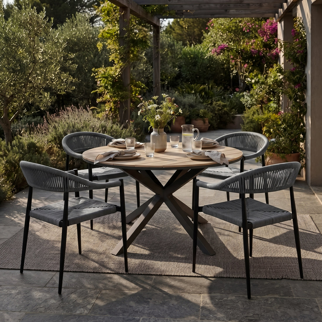 Gartenmöbel-Set „Volterra & Luis“ – 4 Stapelsessel grau mit rundem Esstisch